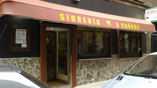 Acceso a la «Sidrería A Cañada», en Madrid