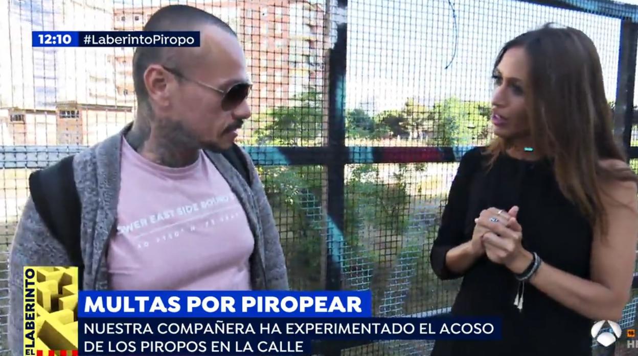 La reportera Claudia García, junto a uno de sus «piropeadores» en «Espejo público»