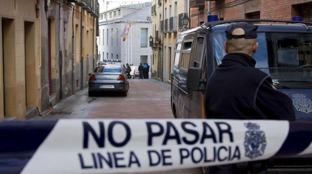 Cordón policial en los Juzgados de Ávila en 2008