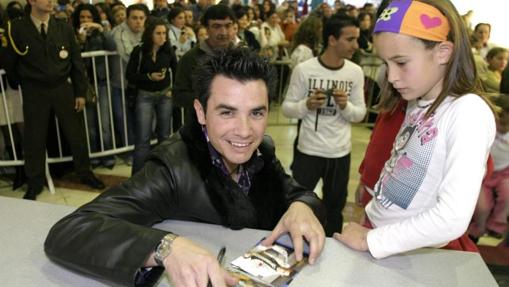 David Civera firmando discos en Córdoba en el año 2005