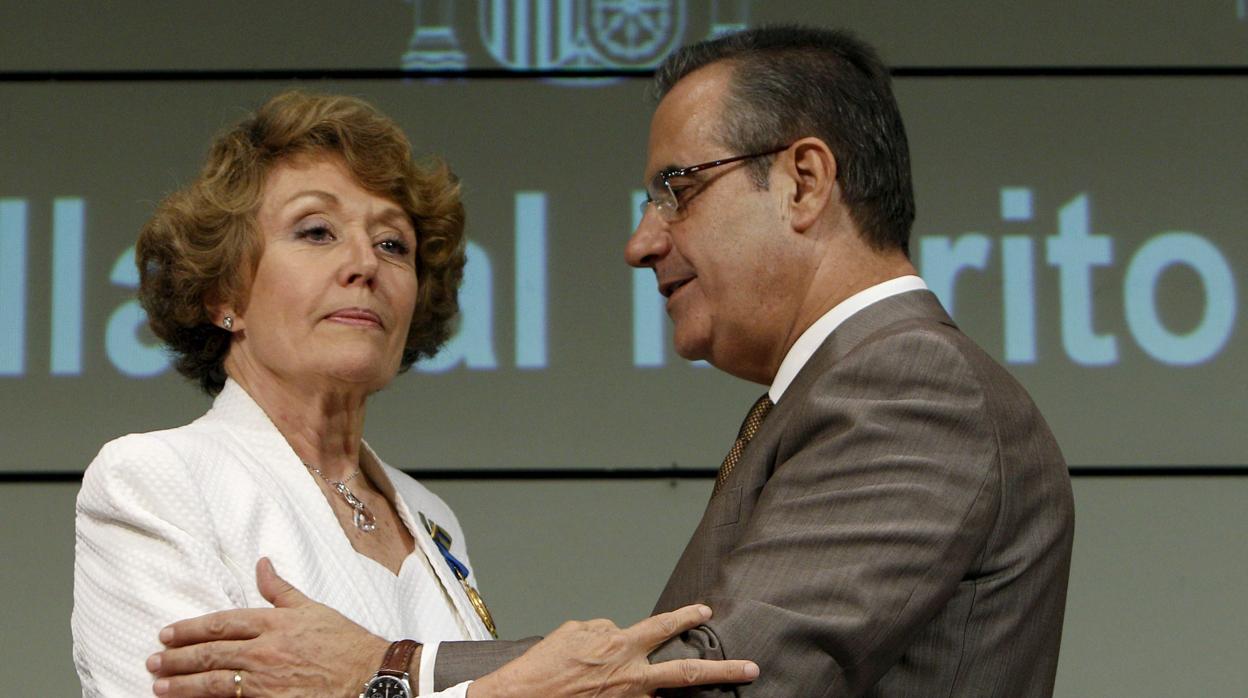 Rosa María Mateo, en una foto de archivo en 2010 junto al Ministro socialista Celestino Corbacho