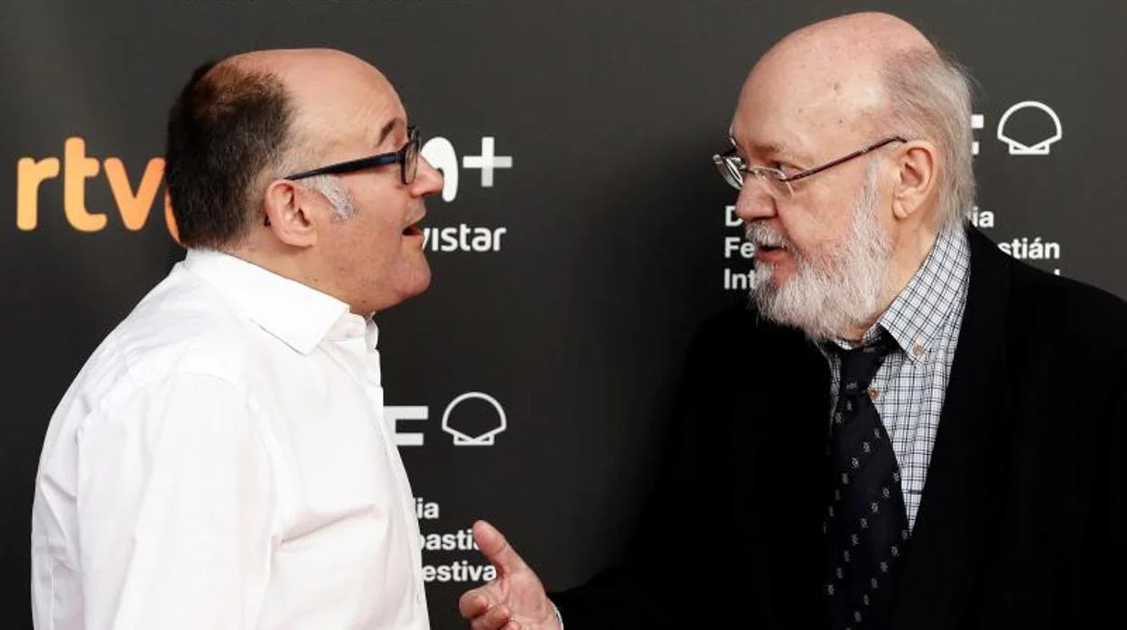 José Luis Rebordinos, director delcertámen conversando con el director José Luis Cuerda durante la presentación del Festival de Cine de San Sebastián