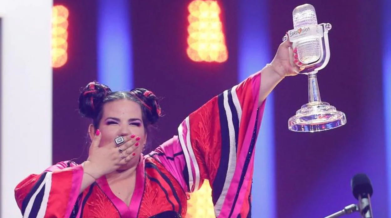 Netta recogiendo el premio como ganadora del Festival de Eurovisión 2018 en Lisboa