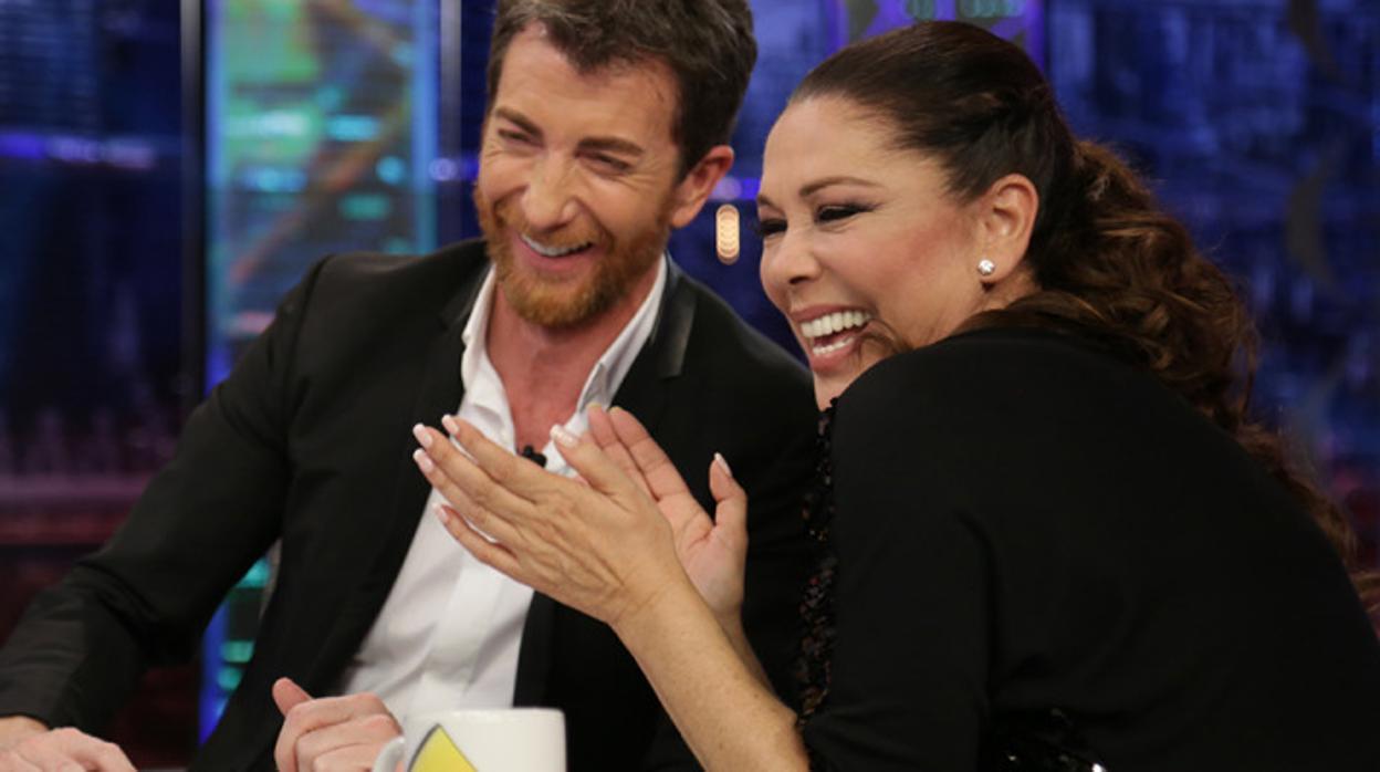 Isabel Pantoja junto a Pablo Motos en su entrevista en «El hormiguero 3.0»