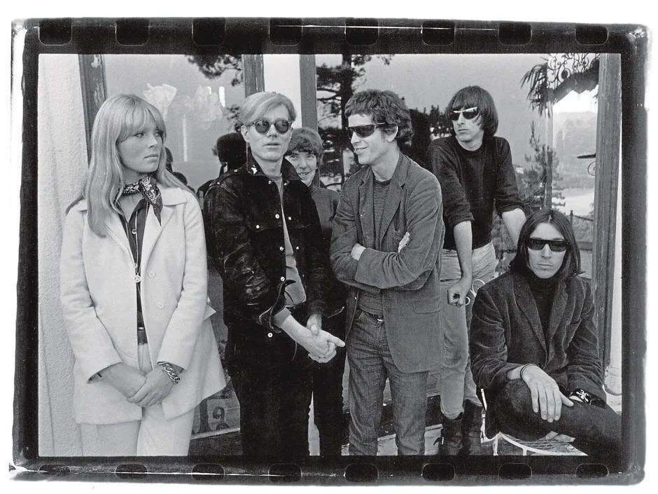Los integrantes de The Velvet Underground, con la modelo Nico y Andy Warhol a la izquierda