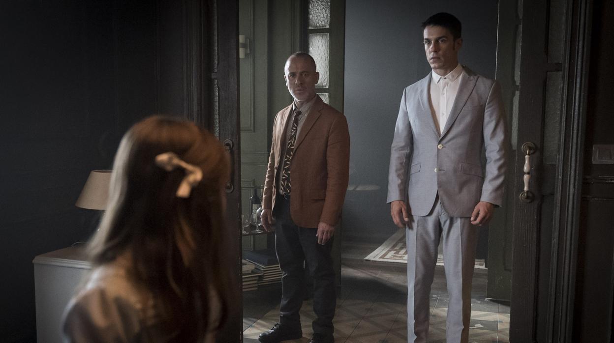 Márquez (Javier Gutiérrez) y el Enlace (Alejo Sauras) en la segunda temporada de «Estoy vivo»