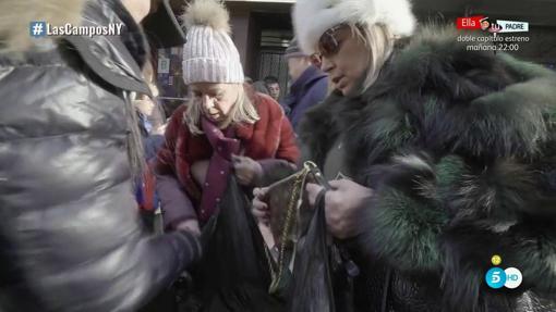 Carmen Borrego y Terelu Campos escogiendo bolsos en imitación en Nueva York