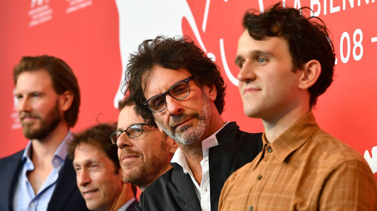 Los hermanos Ethan y Joel Coen posan en Venecia con el reparto de su película a competición, «The Ballad of Buster Scruggs»