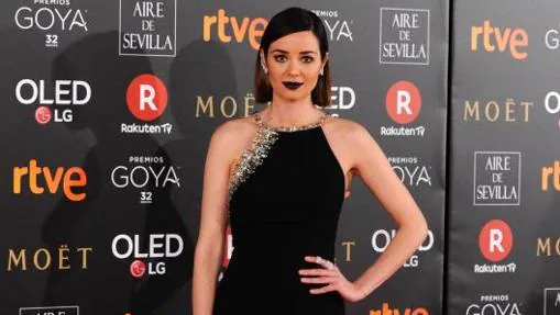 Dafne Fernández acudió vestida de negro a la 32ª Gala de Los Goya
