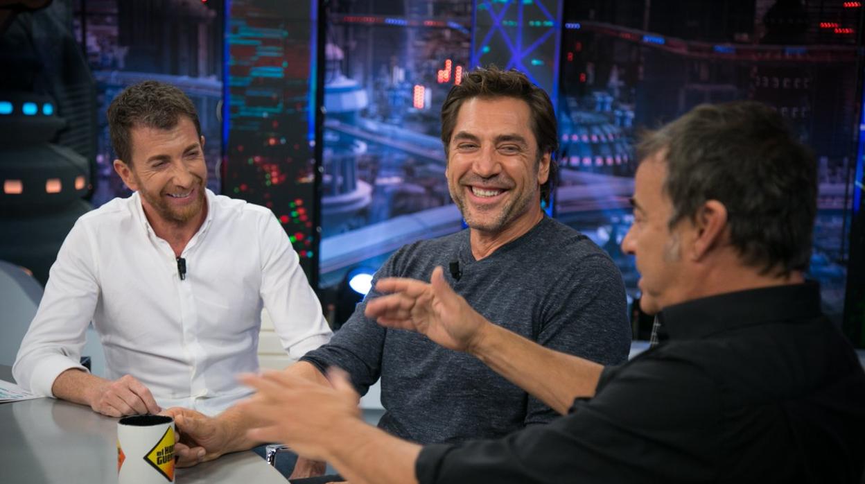 Pablo Motos, junto a Javier Bardem y Eduard Fernández en «El hormiguero»