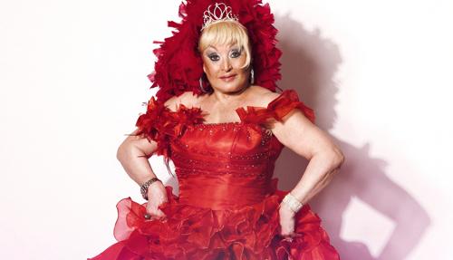 Aramís Fuster, con un pomposo vestido, en la sesión fotográfica de «GH VIP»