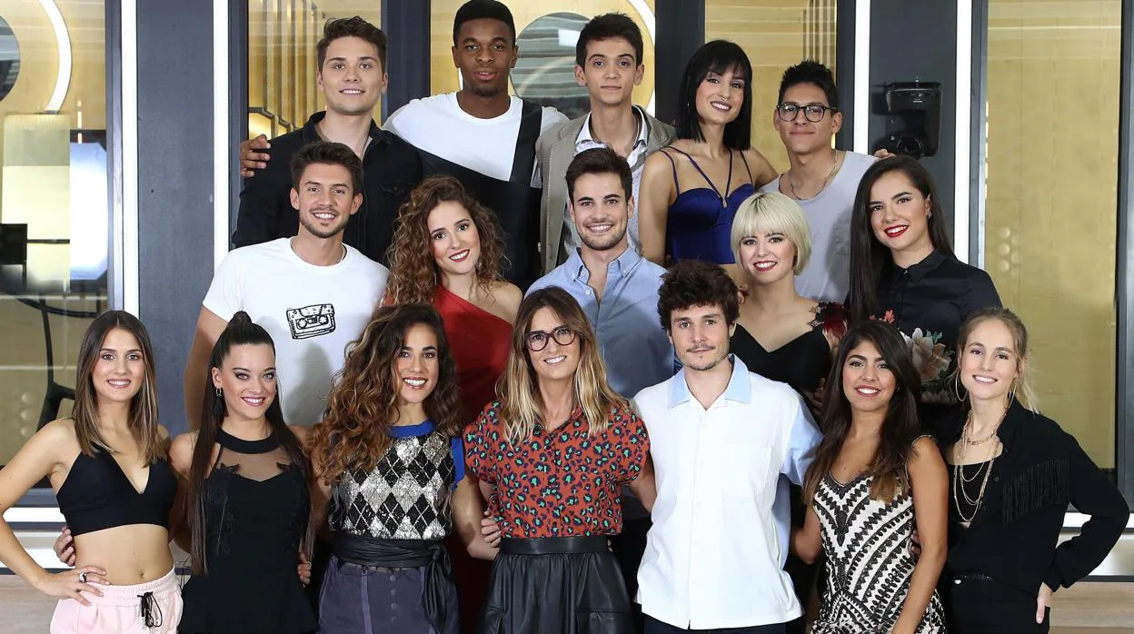Los 16 concursantes de «OT 2018» junto a la directora de la Academia, Noemí Galera