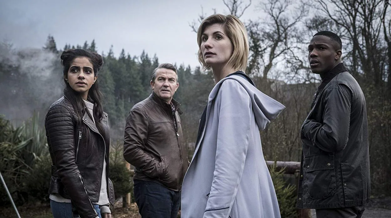 Jodie Whittaker (en el centro) en un fotograma de la nueva temporada de «Doctor Who»