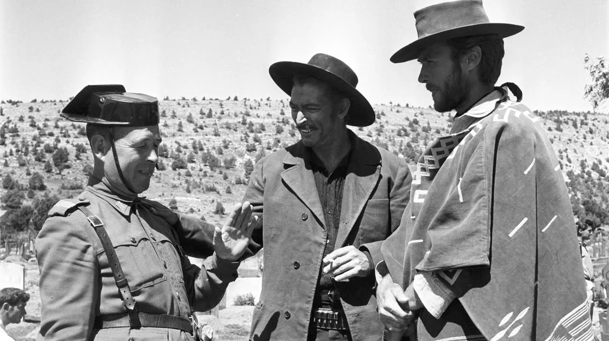 Lee Van Cleef y Clint Eastwood charlan con un Guardia Civil en una pausa del rodaje de El bueno, el feo y el malo en Burgos