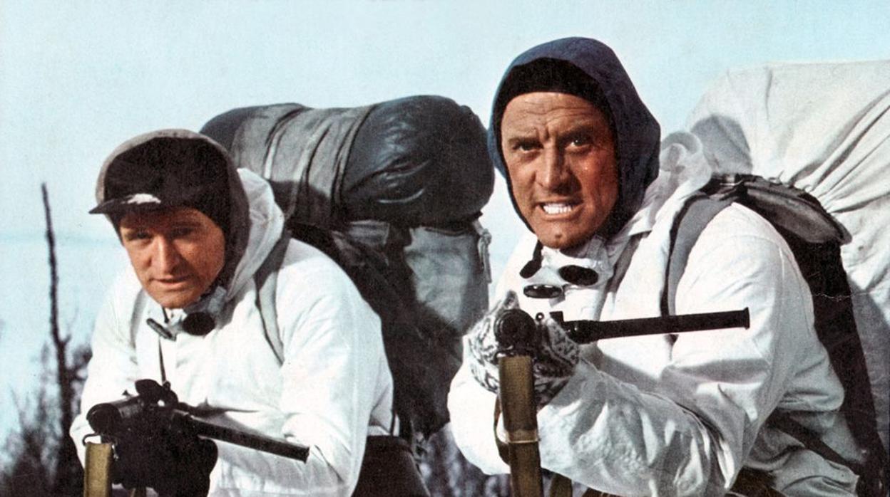 Richard Harris y Kirk Douglas, en una escena de «Los héroes de Telemark»