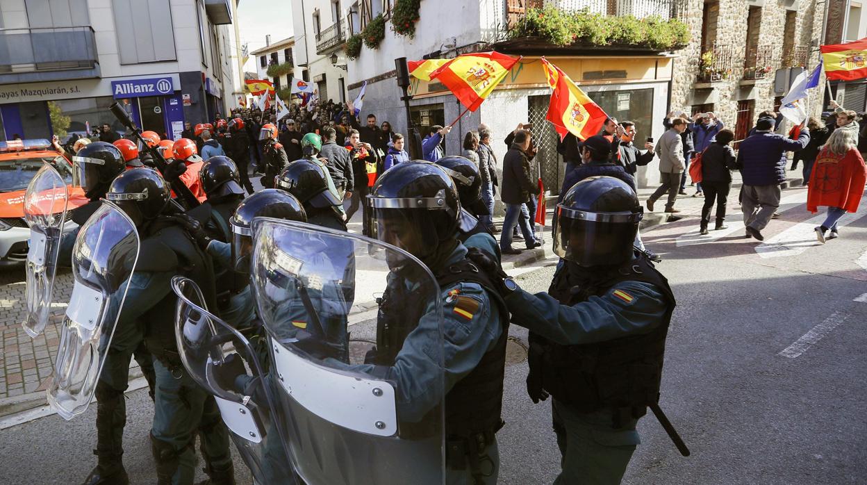 Un grupo de guardias civiles en Alsasua, protegiendo a los manifestantes de «España Ciudadana»