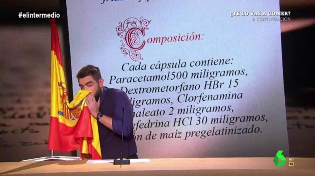 Dani Mateo se limpia la nariz con la bandera de España