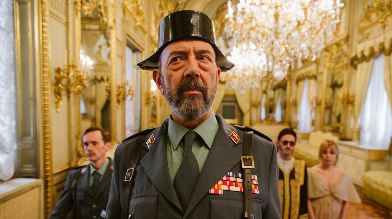 José Luis Cuerda, rodeado del elenco de «Tiempo después» durante el rodaje