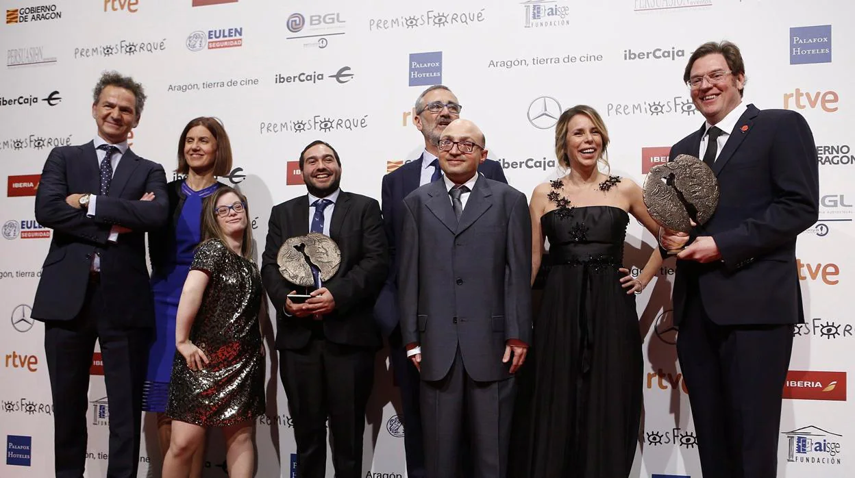 El equipo de la película «Campeones» posa con los premios al mejor largometraje de Ficción