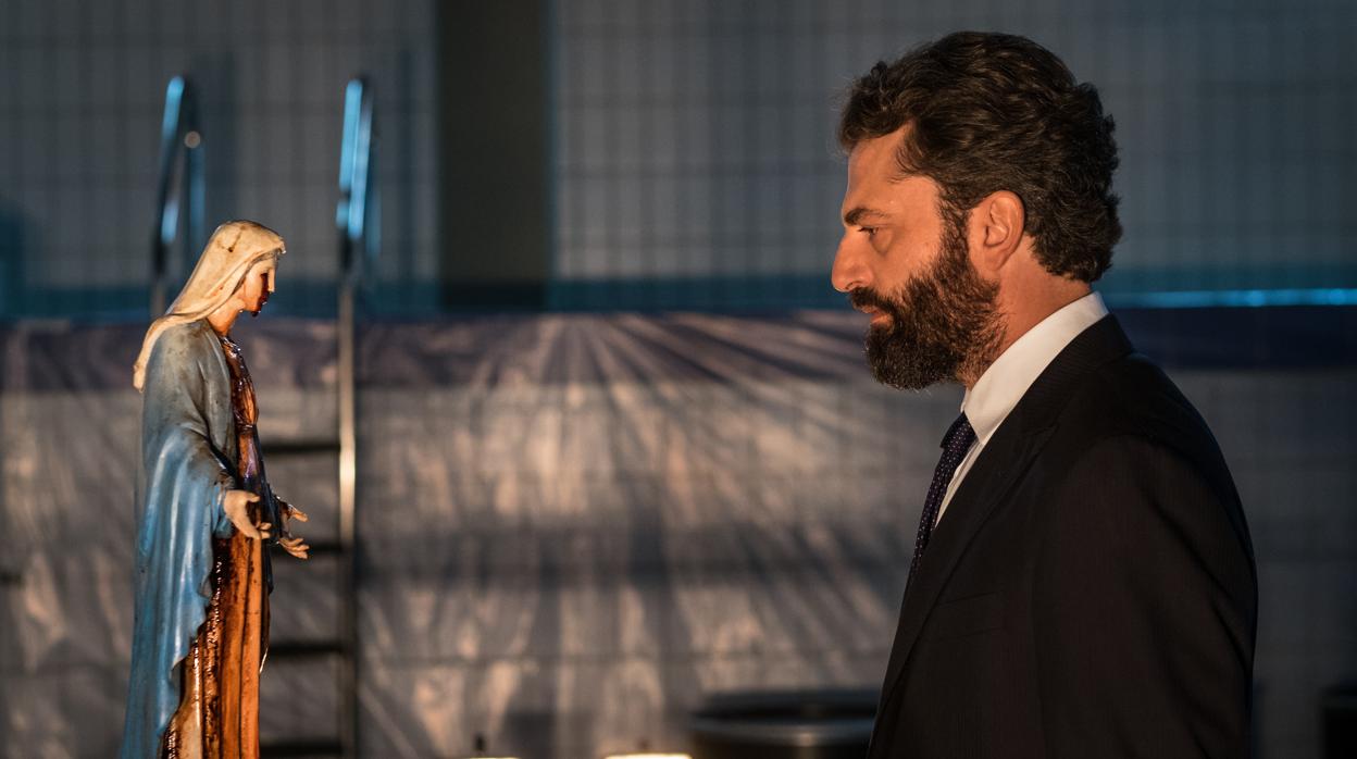 Guido Caprino da vida al primer ministro italiano, que duda si hacer público el descubrimiento de una Virgen que llora un flujo incesante de sangre