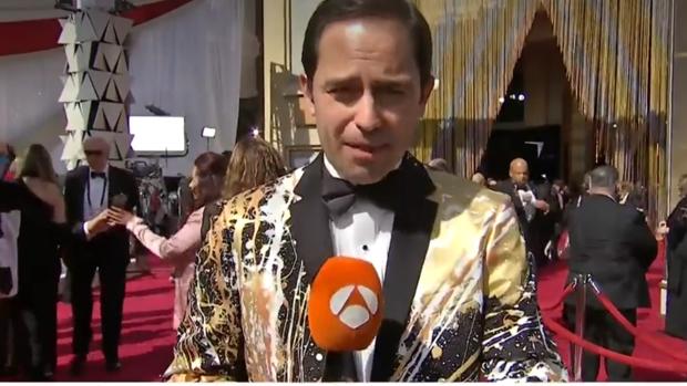 El esperpéntico look de un periodista español en los Oscar