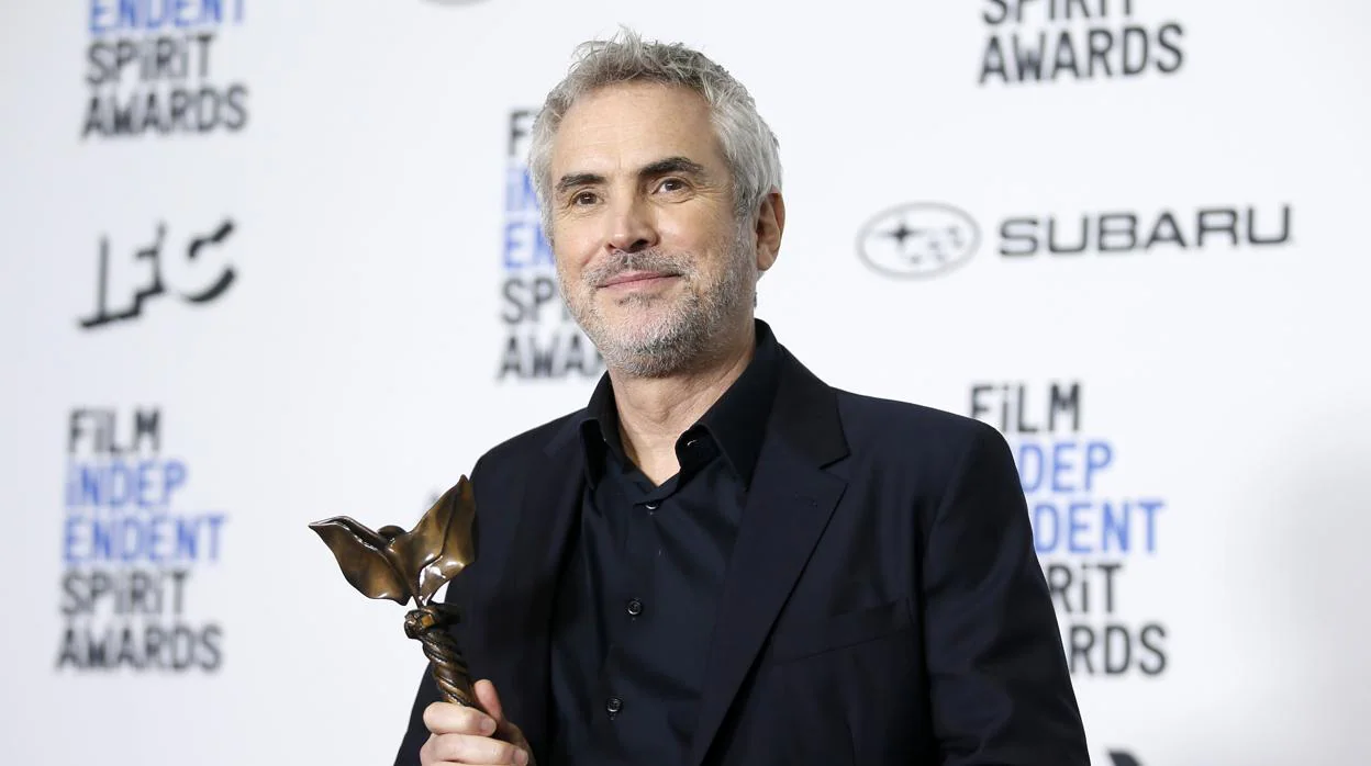 Alfonso Cuarón, con el Premio Spirit ganado por «Roma»