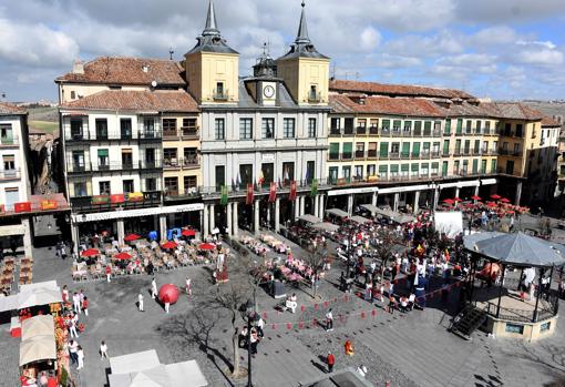 Plaza mayor de Segovia, con 150 extras vestidos de «pamplonicas»