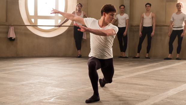 Nureyev, el cisne blanco que desertó para volar lejos de la jaula soviética