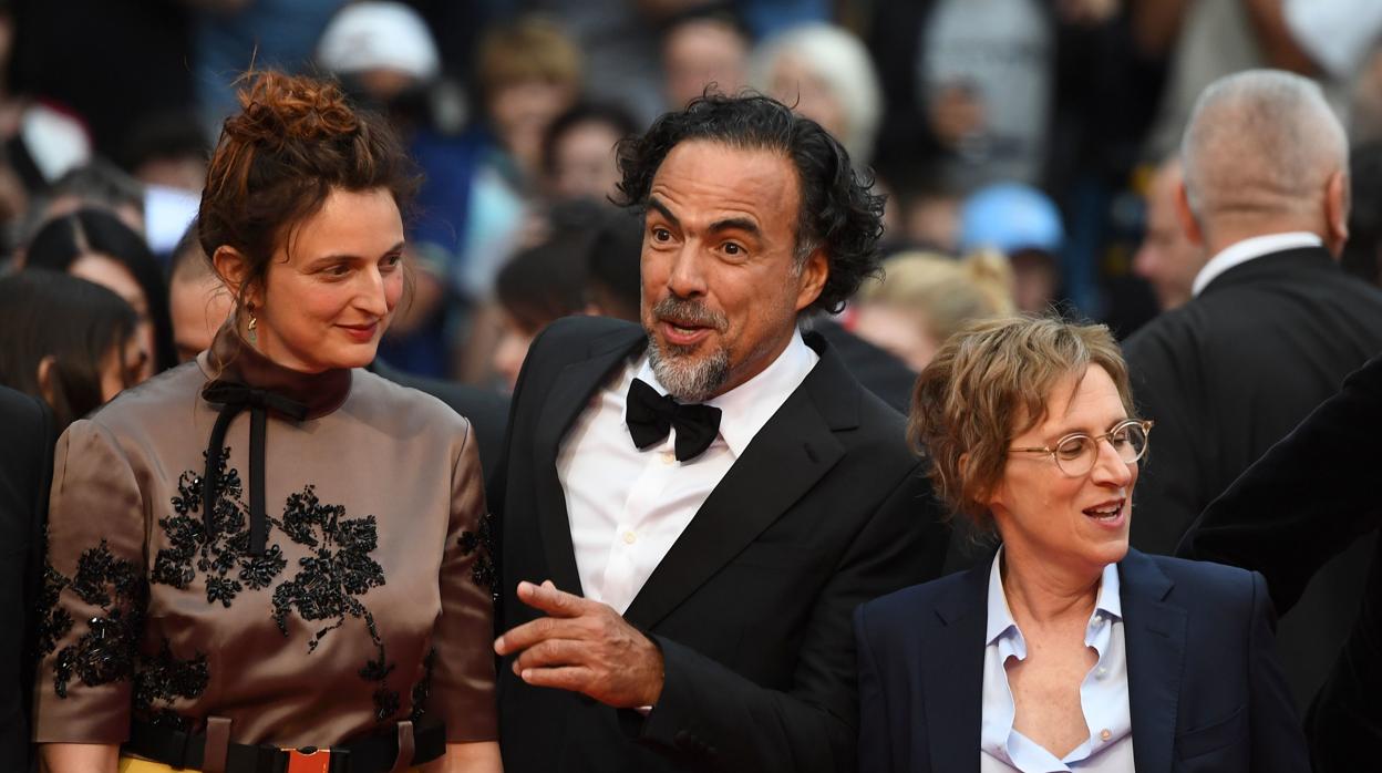 Alejandro González Iñarritu , en la alfombra roja de Cannes, con Alice Rohrwacher y Kelly Reichardt