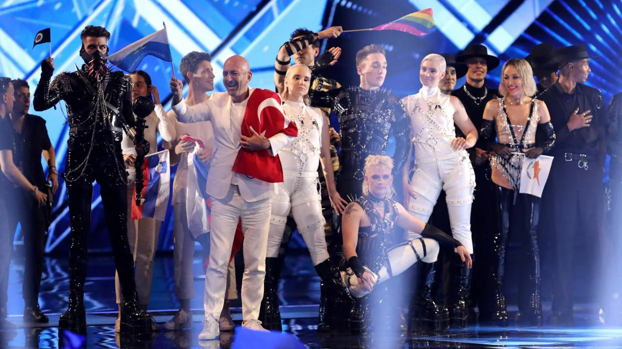Los diez finalistas suben al escenario este martes, en la primera semifinal de Eurovisión, en Tel Aviv (Israel)