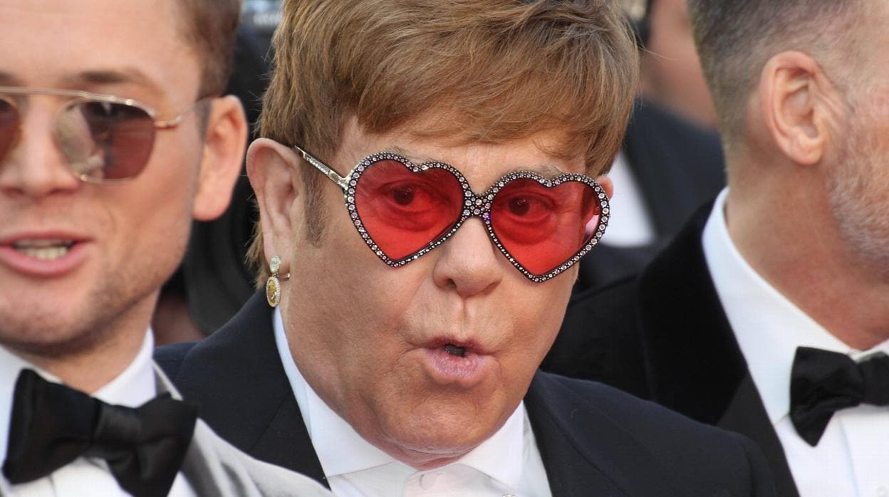 Taron Egerton (en primer plano) escoltado por Elton John, a quien interpreta en «Rocketman», que se ha proyectado en el Festival de Cannes