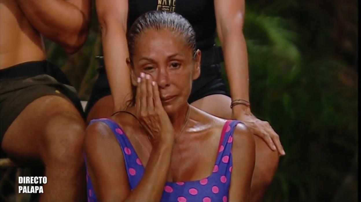 Isabel Pantoja intentándose secar las lágrimas que corrían por su bronceado rostro
