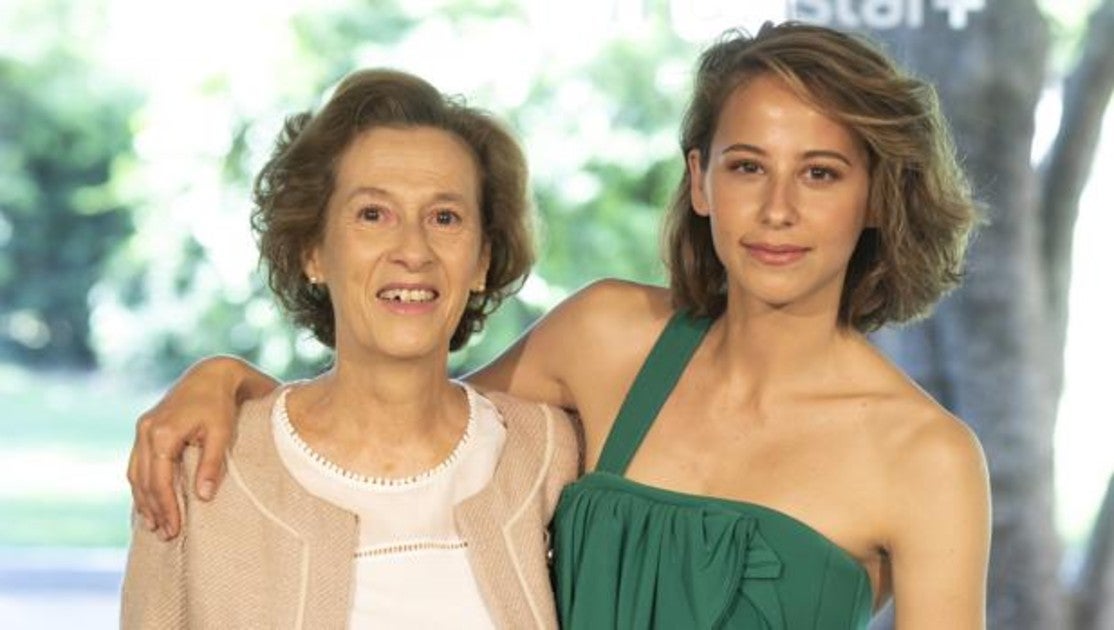 Julia Navarro y la actriz Irene Escolar