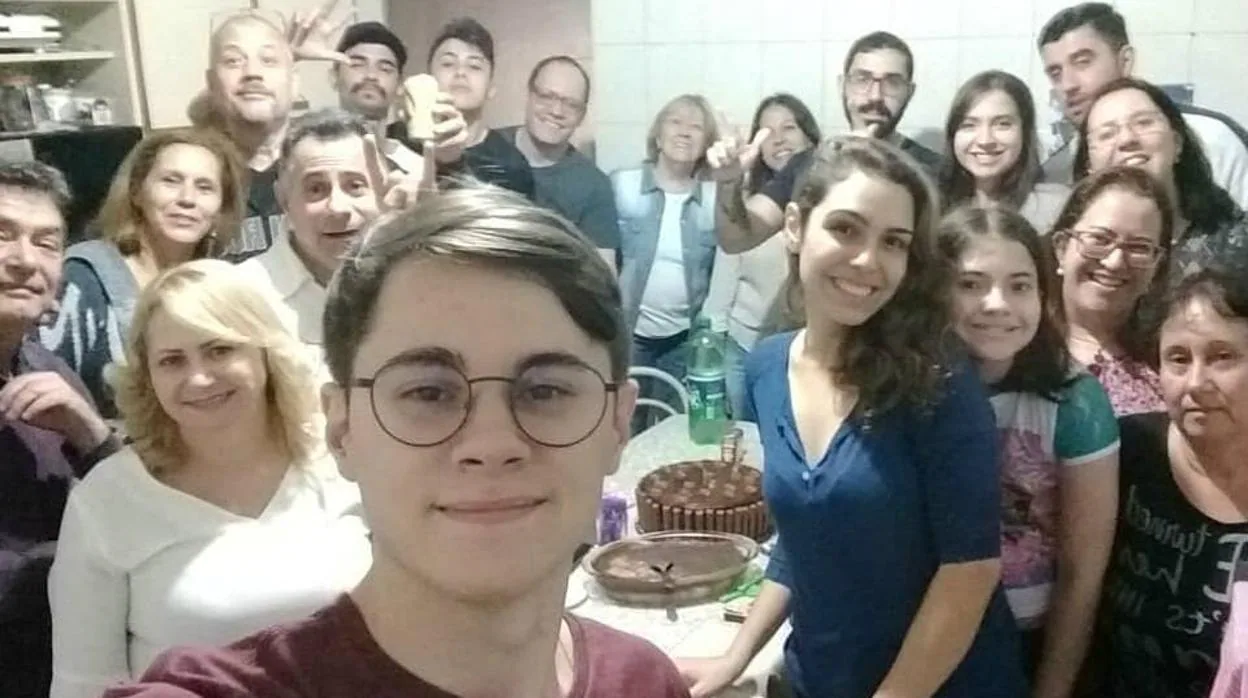 Rafael Miguel junto a familia y amigos en la celebración de su 22 compleaños