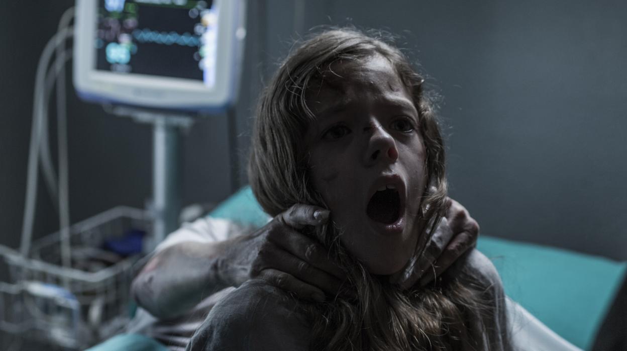 Claudia Placer, la niña protagonista, en una secuencia de «La influencia»