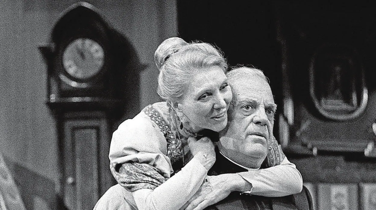 Estreno, en 1985, de la obra de teatro «Candida» de Bernard Shaw en el teatro Lara de Madrid. La actriz Maria Dolores Pradera (i) en el escenario junto al actor Eduardo Fajardo
