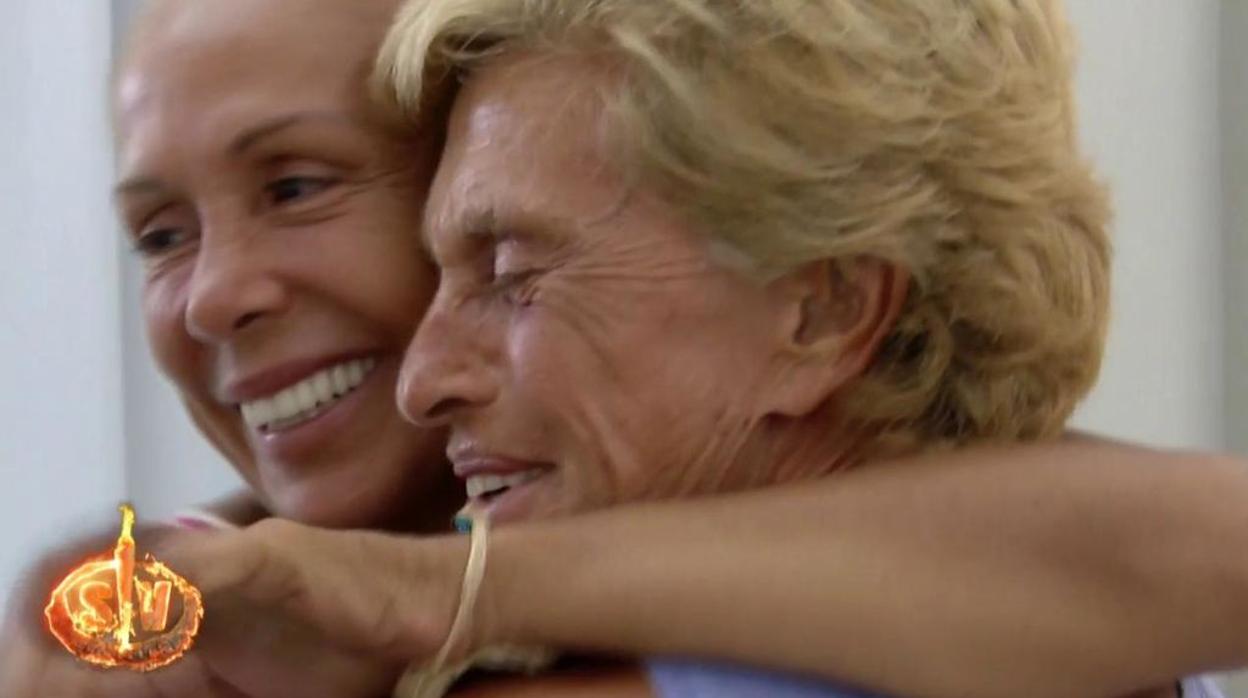 Isabel Pantoja abrazando a Chelo García Cortés en su último encuentro en «Supervivientes 2019»