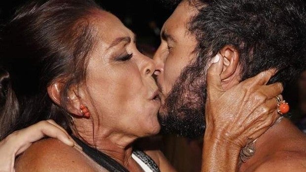 El apasionado beso de Isabel Pantoja a Omar, el exnovio de su hija