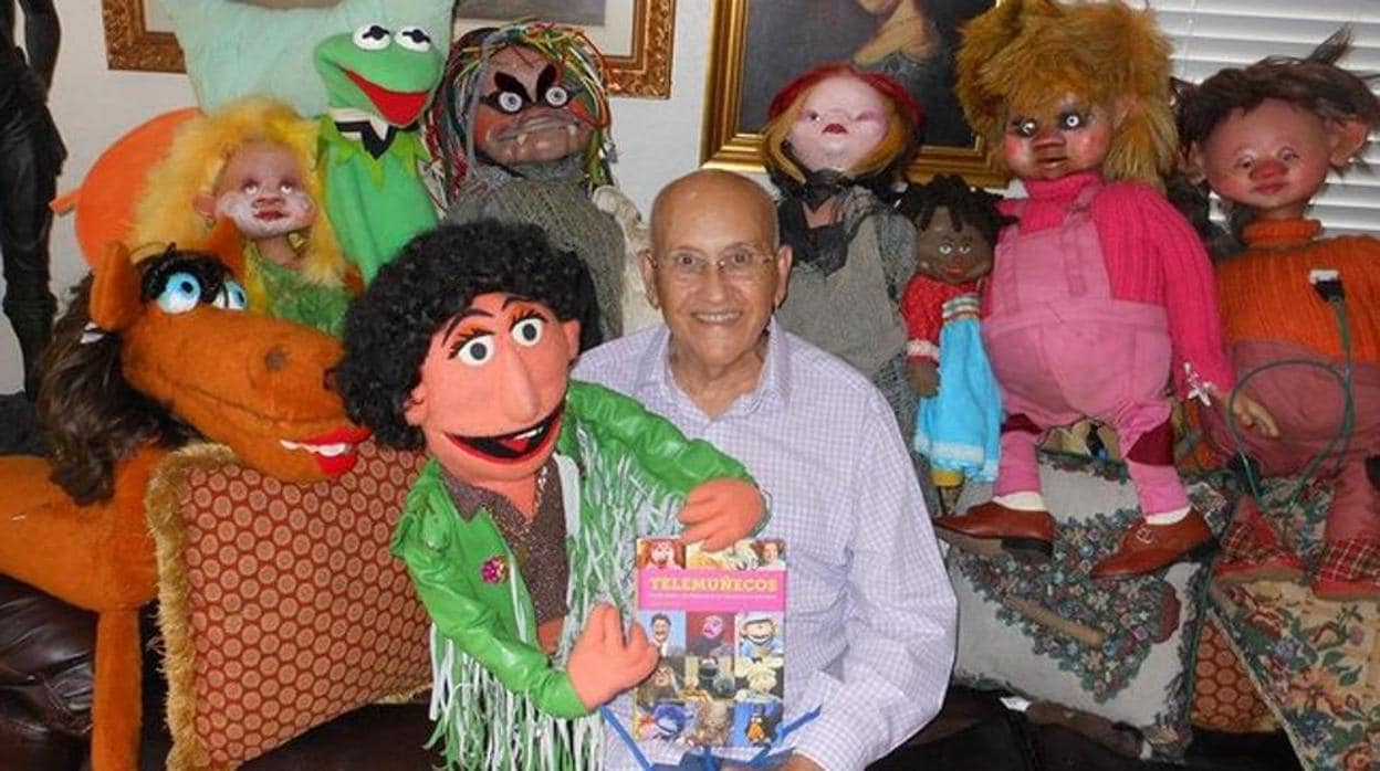 Alejandro Milán, rodeado de algunas de sus marionetas más populares