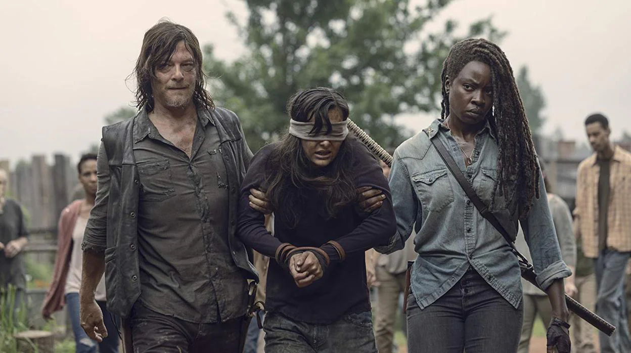 Daryl (Norman Reedus) y Michonne (Danai Gurira) llevan en volandas a Lydia (Cassady McClincy) en «The Walking Dead»