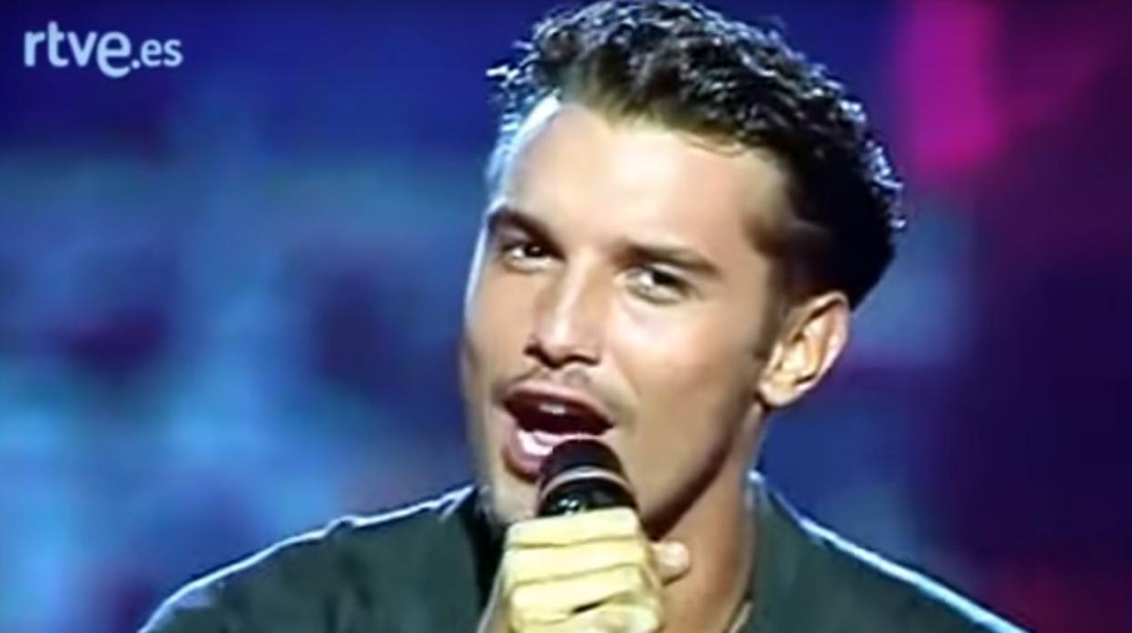 Jesús Vázquez canta «Y yo te besé», su canción más exitosa