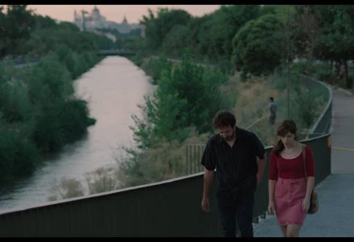 La protagonista pasea por la ribera del Manzanares, con la Almudena al fondo