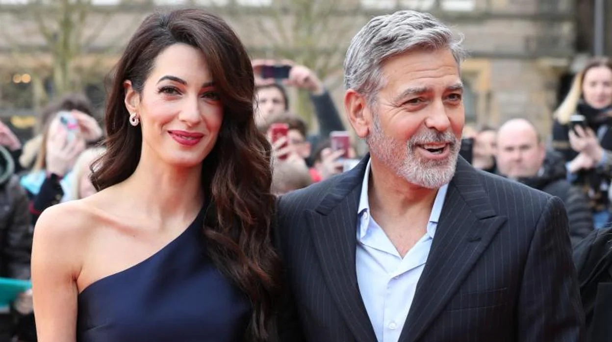 El actor George Clooney y su esposa, Amal Clooney, llegando a una cena solidaria en marzo
