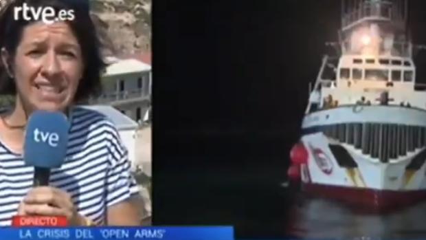 Una avispa se cuela en el directo de una reportera de TVE desde Lampedusa: «¡Me está picando!»