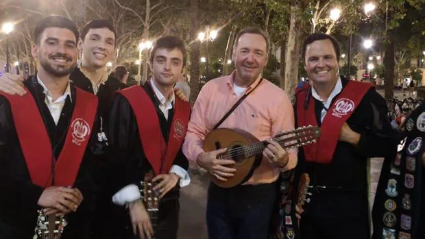 Kevin Spacey reaparece en España cantando «La bamba» con la tuna de Sevilla