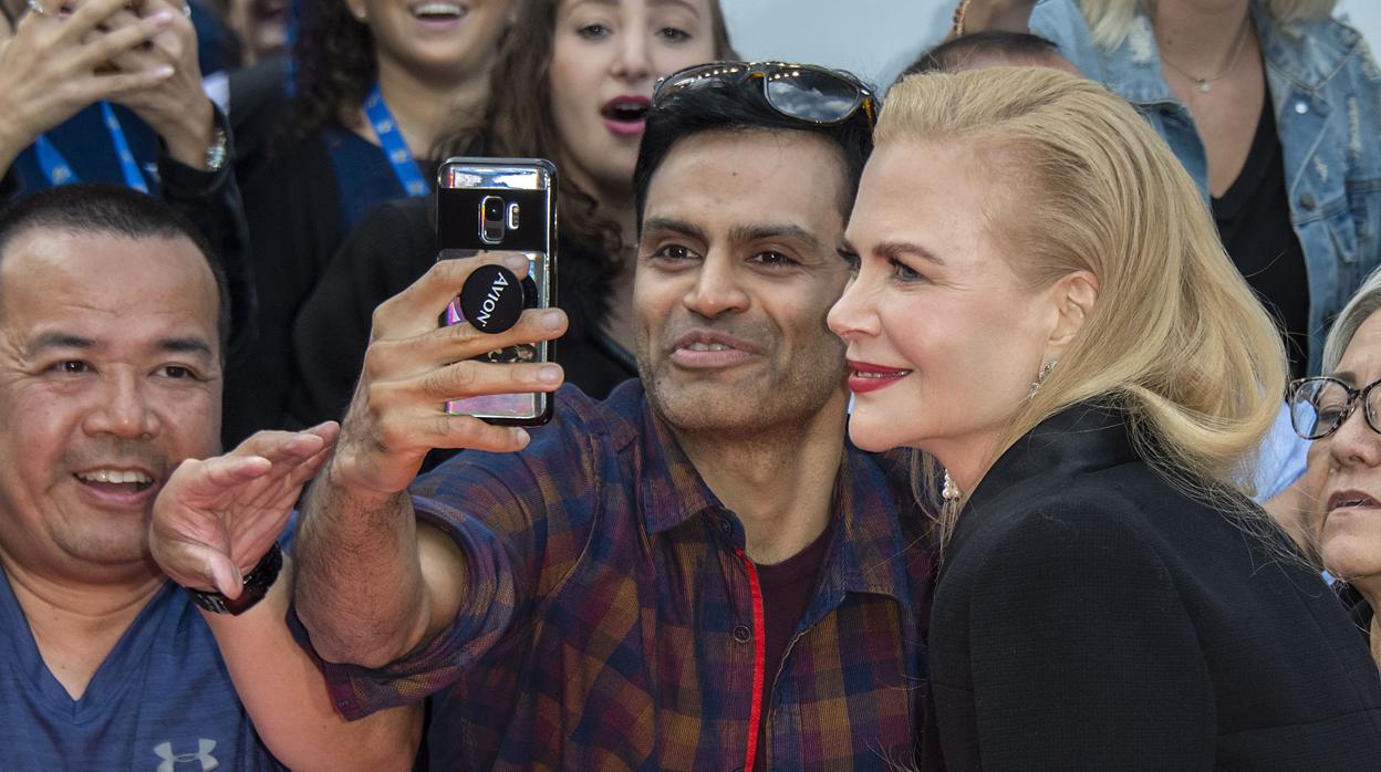 Nicole Kidman se hace un selfie con un admirador
