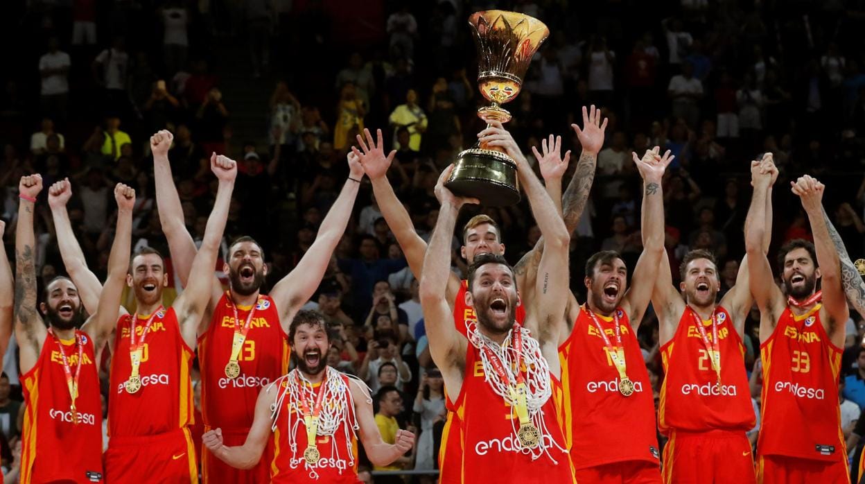 Rudy Fernández (c) y sus compañeros, con el trofeo que les acredita vencedores del Mundial de Baloncesto de China 2019