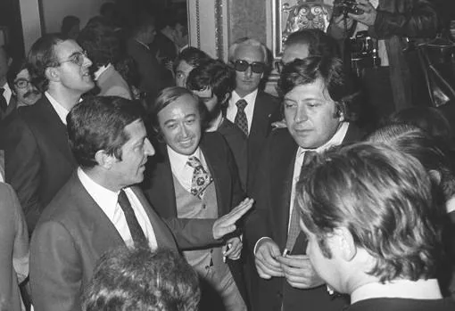 l presidente del Gobierno, Adolfo Suárez (i), conversa con un grupo de periodistas en el bar de las Cortes