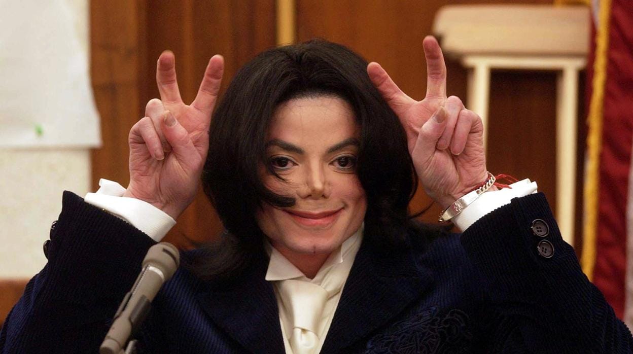 Michael Jackson, en 2002, en una de las múltiples ocasiones en las que fue llevado a juicio