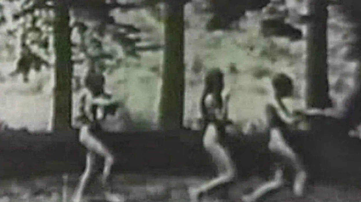 Las ninfas huyen del sartorio en la primera película porno de la historia